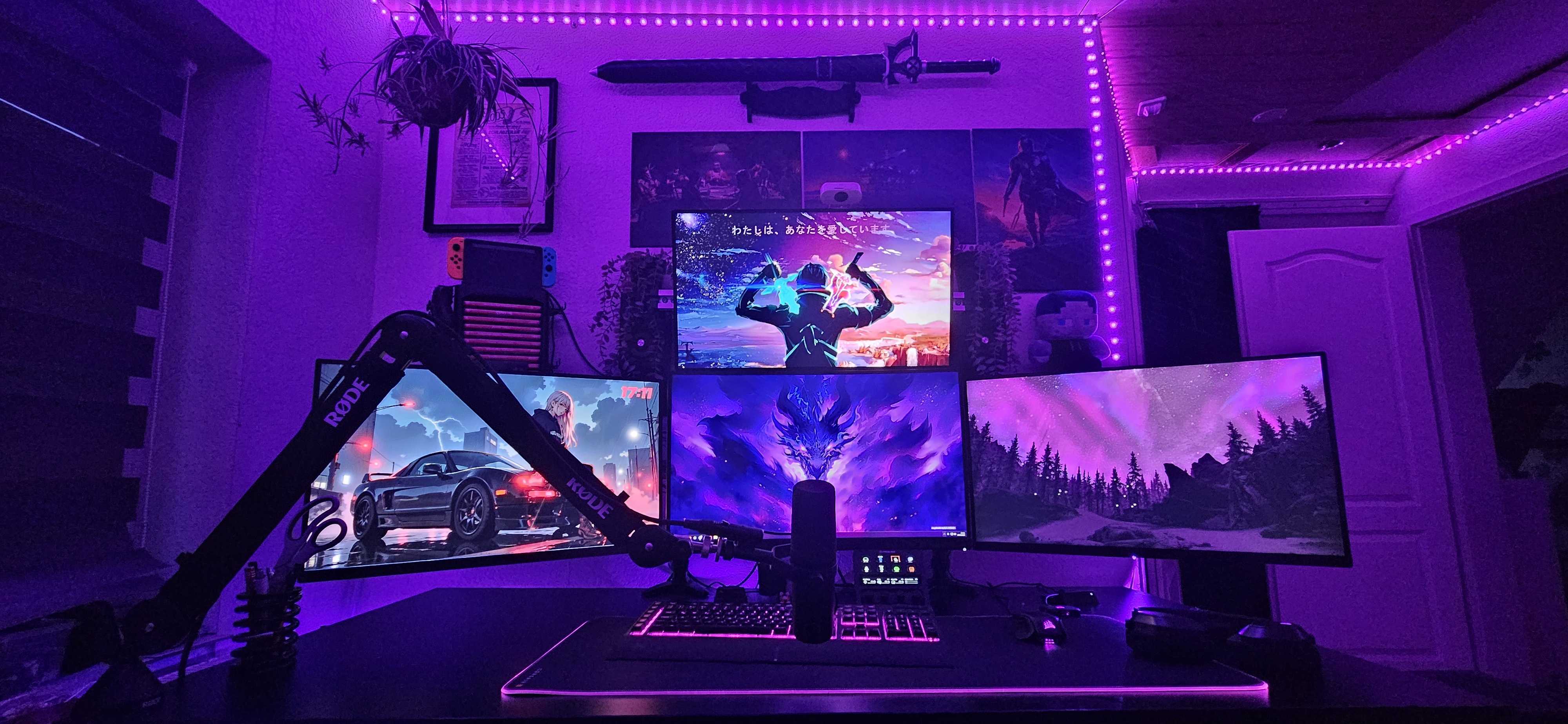 Das Gaming- und Streaming-Setup von KCLucas mit lila LED-Beleuchtung und vier Monitoren